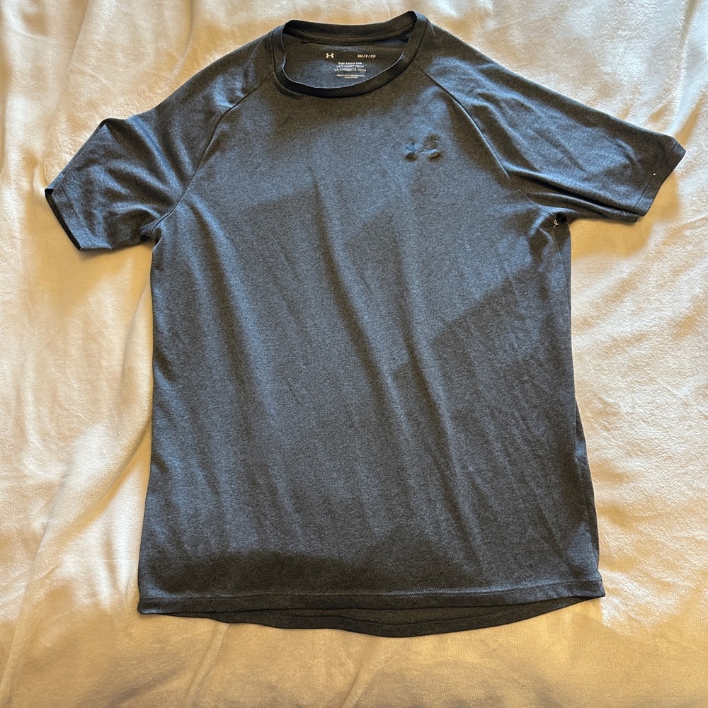 Men’s  small UA Dryfit tshirt
